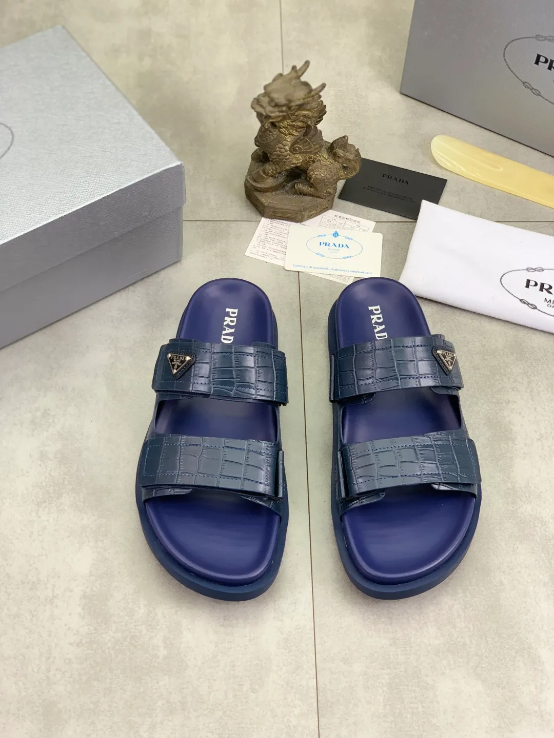 Men's shoes 💰P340💰【New style】🎁🎁🎁 PRADA Prada's new casual slippers, original official website, perfect workmanship, transmitting a kind of noble luxury, sublimating its definition of luxury in Prada's high-end extraordinary craftsmanship. Original combination outsole, code number: 38-44 (45 customized) Multiple colors 🉑️ to choose from